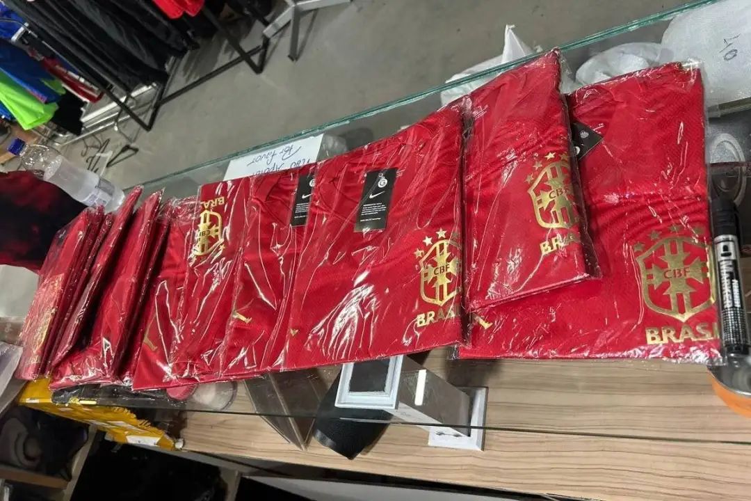 Polícia apreende uniforme vermelho pirata da seleção vendido no Brás : r/ brasil