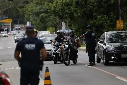 Mesmo proibidos, mototáxis circulam na periferia de SP